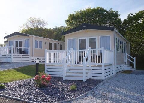 Our Goldfinch 1- Sleeps 2 Persons- Private Hot Tub-Pet Friendly-Tranquil Holiday Away From It All Yet Not Far From St Austell- The Holiday Home Has One Bedroom, Living And Dining Area, Equipped Kitchen-Decking-Outdoor Furniture-Fishing Lakes And More Grampound Экстерьер фото