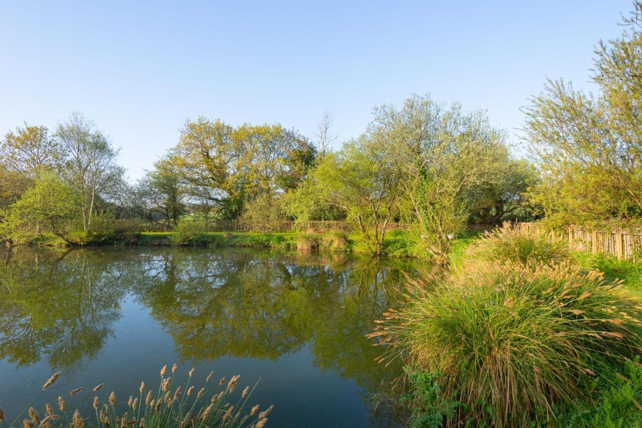 Our Goldfinch 1- Sleeps 2 Persons- Private Hot Tub-Pet Friendly-Tranquil Holiday Away From It All Yet Not Far From St Austell- The Holiday Home Has One Bedroom, Living And Dining Area, Equipped Kitchen-Decking-Outdoor Furniture-Fishing Lakes And More Grampound Экстерьер фото