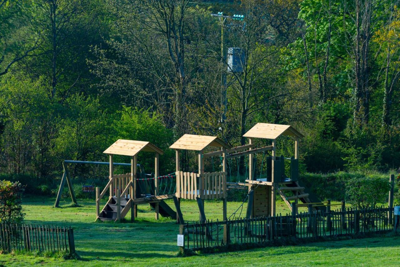 Our Goldfinch 1- Sleeps 2 Persons- Private Hot Tub-Pet Friendly-Tranquil Holiday Away From It All Yet Not Far From St Austell- The Holiday Home Has One Bedroom, Living And Dining Area, Equipped Kitchen-Decking-Outdoor Furniture-Fishing Lakes And More Grampound Экстерьер фото