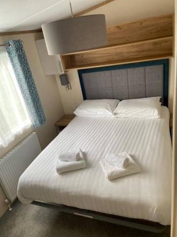 Our Goldfinch 1- Sleeps 2 Persons- Private Hot Tub-Pet Friendly-Tranquil Holiday Away From It All Yet Not Far From St Austell- The Holiday Home Has One Bedroom, Living And Dining Area, Equipped Kitchen-Decking-Outdoor Furniture-Fishing Lakes And More Grampound Экстерьер фото