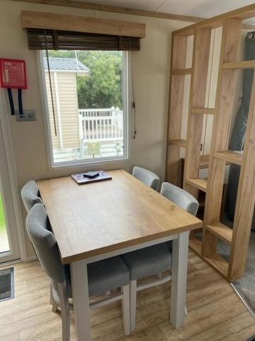 Our Goldfinch 1- Sleeps 2 Persons- Private Hot Tub-Pet Friendly-Tranquil Holiday Away From It All Yet Not Far From St Austell- The Holiday Home Has One Bedroom, Living And Dining Area, Equipped Kitchen-Decking-Outdoor Furniture-Fishing Lakes And More Grampound Экстерьер фото