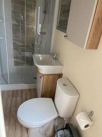 Our Goldfinch 1- Sleeps 2 Persons- Private Hot Tub-Pet Friendly-Tranquil Holiday Away From It All Yet Not Far From St Austell- The Holiday Home Has One Bedroom, Living And Dining Area, Equipped Kitchen-Decking-Outdoor Furniture-Fishing Lakes And More Grampound Экстерьер фото
