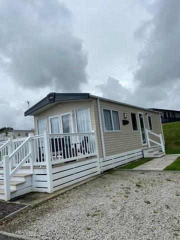 Our Goldfinch 1- Sleeps 2 Persons- Private Hot Tub-Pet Friendly-Tranquil Holiday Away From It All Yet Not Far From St Austell- The Holiday Home Has One Bedroom, Living And Dining Area, Equipped Kitchen-Decking-Outdoor Furniture-Fishing Lakes And More Grampound Экстерьер фото